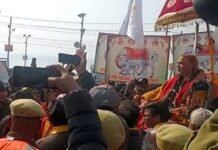 मौनी अमावस्या पर संगम तट पर विवाद: स्वामी अविमुक्तेश्वरानंद के रथ को संगम जाने से रोका, साधुओं से धक्का-मुक्की