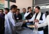 उत्तराखंड के मुख्यमंत्री पुष्कर सिंह धामी ने हल्द्वानी में ‘थाल सेवा’ में थालसेवक बनकर दी सेवा