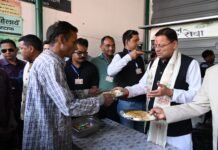 उत्तराखंड के मुख्यमंत्री पुष्कर सिंह धामी ने हल्द्वानी में ‘थाल सेवा’ में थालसेवक बनकर दी सेवा