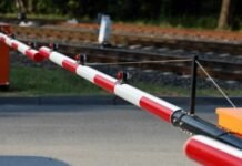 लोको पायलट की सूझबूझ से टला बड़ा हादसा, गेटमैन ने ट्रेन आने से ठीक पहले खोल दिया फाटक