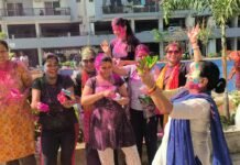 MDDA एचआईजी कॉलोनी में रंगारंग होली कार्यक्रम, खूब उड़ा अबीर-गुलाल
