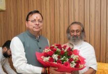 आर्ट आफ लिविंग के संस्थापक श्री श्री रविशंकर से मिले मुख्यमंत्री पुष्कर सिंह धामी