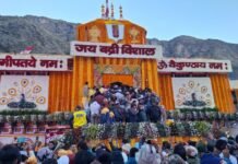 श्रद्धालुओं के लिए खुले बद्रीनाथ धाम के कपाट