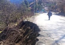 उत्तरकाशी: धराली में भू-धंसाव से सेब के बागीचे को नुकसान, गंगोत्री हाईवे को खतरा