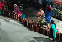 उत्तराखंड: गैस सिलेंडर के लिए रातभर लगी कतारें, अफवाह से बढ़ी अफरा-तफरी