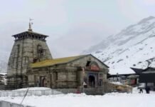केदारनाथ में अप्रैल में भी बर्फबारी जारी, यात्रा तैयारियों पर असर, मौसम विभाग का ऑरेंज अलर्ट