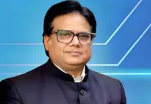 DD न्यूज के एंकर अशोक श्रीवास्तव ने लाइव शो में राहुल गांधी को बताया सावरकर की जूते की धूल, मचा बवाल