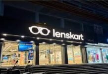 लेंसकार्ट ड्रेस कोड विवाद पर हंगामा, बजरंग दल का प्रदर्शन, दो दिन में माफीनामे की मांग