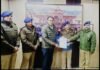 पुलिस जवान कैलाश रावत को DM और SP ने किया सम्मानित