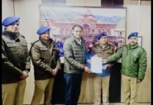 पुलिस जवान कैलाश रावत को DM और SP ने किया सम्मानित