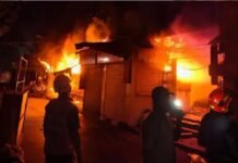 मार्केट में भीषण आग, दमकलकर्मी और सुरक्षा गार्ड की मौत