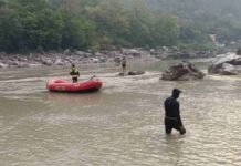 उत्तराखंड : प्रतिबंधित घाट पर फोटो खींचते समय गंगा में बहे दो युवक, सर्च अभियान जारी