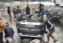उत्तरकाशी: धराली बाजार के पास सड़क हादसा, कार अनियंत्रित होकर दुर्घटनाग्रस्त, चार लोग घायल