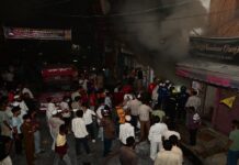 हल्द्वानी के जूता शोरूम में भीषण आग, लाखों का सामान राख