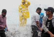 मुंबई में मूसलाधार बारिश का कहर: चॉल ढही, छह की मौत, कई हादसों में नौ लोगों ने गंवाई जान