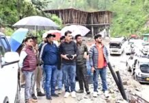 लगातार बारिश के बीच डीएम प्रशांत आर्य ने स्यानाचट्टी का किया निरीक्षण, राहत कार्य तेज करने के निर्देश