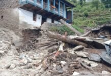 Uttarakhand News : भारी बारिश से ज्योतिर्मठ के पगनो गांव में घर में घुसा मलबा, दो बुजुर्ग फंसे, ग्रामीणों ने बचाया