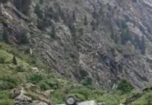 सोनगाड के पास ब्रेक फेल होने से टेंपो ट्रेवल्स पलटा, 17 यात्री थे सवार