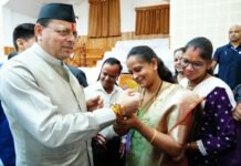 रक्षा बंधन पर मुख्यमंत्री धामी को महिलाओं ने बांधा रक्षा सूत्र, दीर्घायु की कामना