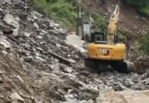 भूस्खलन से गंगोत्री और यमुनोत्री राष्ट्रीय राजमार्ग कई स्थानों पर बाधित, यात्रियों से सतर्क रहने की अपील