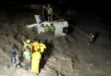ऋषिकेश में उफनती बीन नदी में पलटा मैक्स वाहन, SDRF ने दो लोगों को बचाया