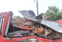 ग्रेटर नोएडा की इलेक्ट्रॉनिक चिप फैक्ट्री में भीषण आग, दीवार गिरने से दो फायरकर्मियों की मौत