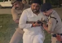 स्ट्रांग रूम के बाहर बैठने को लेकर हंगामा, कांग्रेस प्रत्याशी को पुलिस ने हटाया