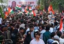 दिल्ली में ममता बनर्जी और अरविंद केजरीवाल हिरासत में, चुनाव आयोग के खिलाफ प्रदर्शन से पहले पुलिस की कार्रवाई