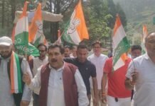 चौबट्टाखाल में कांग्रेस का प्रदर्शन, मुख्य चुनाव आयुक्त के खिलाफ पुतला दहन